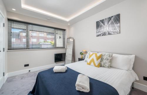 Barnet Apartment | Skyvillion - COZY LARGE 4 & 1 Bed Apartments in London Enfield, Mins to Tube Station, Free Wi-Fi