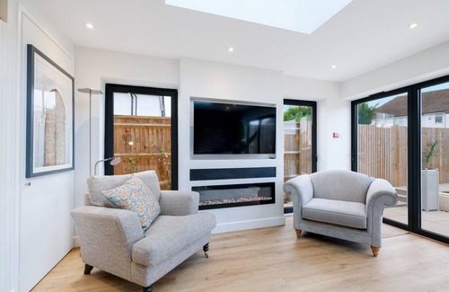 Iver House | SL0 Church Rd 254 - Bright 6 bedroom 3 bath house ideal for Pinewood Studios