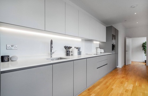 St. Mary's Park Apartment | Sleek 3-bedroom penthouse with private balcony in Battersea, Clapham