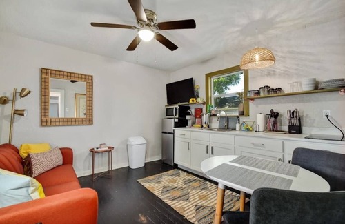 Eastside Promise Neighborhood House | Sleek Dignowity Hill Apt - 2 Min to DT-1