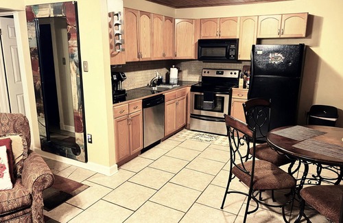 Beauregard Town Historic District Condo | Sleek Downtown Condo quick to LSU, I-10, Mid-City