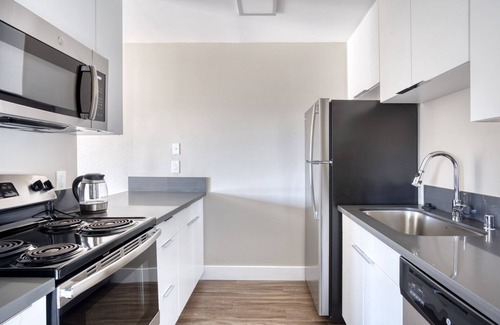 Foster City Apartment | Sleek Foster City 1BR w/Gym, Pool, W/D, near highways, by Blueground