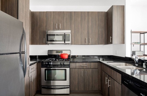 Miracle Mile Apartment | Sleek Mid-Wilshire 1BR w/Rooftop, BBQ’s, nr. The Grove, by Blueground