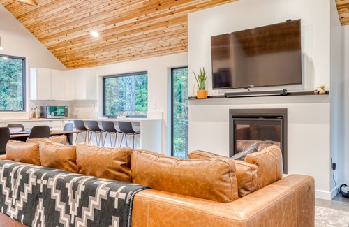 Government Camp House | Sleek, Modern Home in Town with Forest Views, Fire Table, WiFi - Walk to Skiing