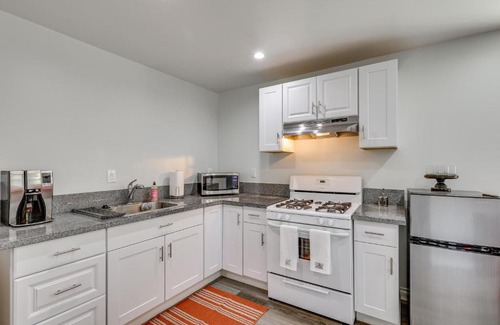 San Fernando Apartment | Sleek San Fernando Studio about 14 Mi to Universal