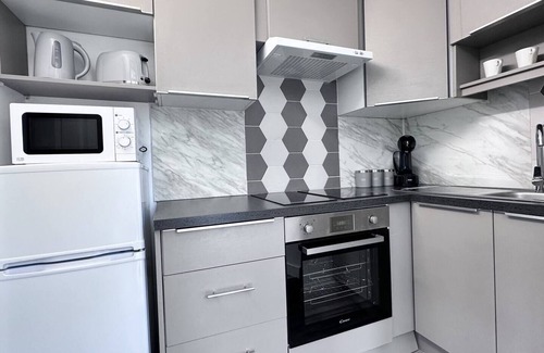 Pentre Apartment | Sleek Skyward Serenity 2bed w/Pool Table - Ystrad
