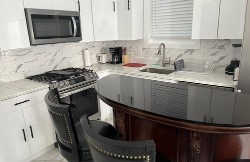 Constable Hook House | Sleep 12 Charming and Cozy 6-bedroom 4-Bathroom House 2 Minutes Staten Island