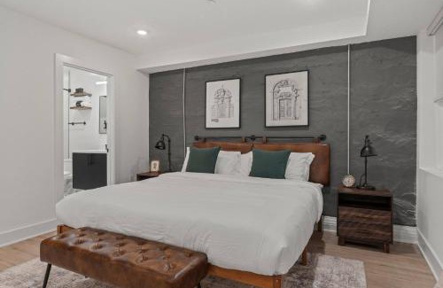 Old City Apartment | SLEEP 8 Outdoor Patio-Old City- 2 NEW Townhouses