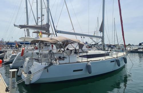Oeiras Boat Rental | Sleep aboard a modern sailboat in Oeiras