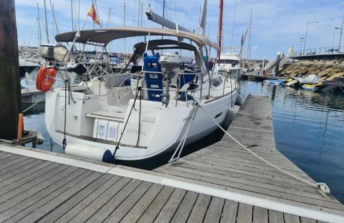 Oeiras Boat Rental | Sleep aboard a modern sailboat in Oeiras