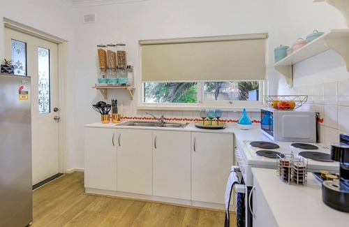 Glenelg North Apartment | Sleep By the Sea - Perfect Beach Holiday