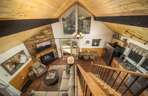 Fleetwood Cabin | Sleep6,Hottub,Firepit & Wood,Private, Views, 30mins from App Ski Reduced Rates!
