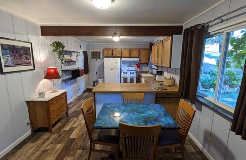 Oakhurst Cabin | Sleeping Wolf Guest House