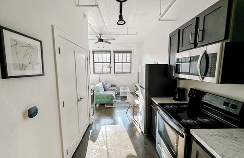 Old Town Apartment | Sleepover : Tasteful Studio + Parking - Wichita
