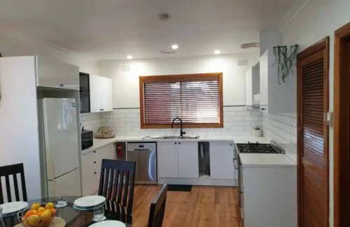 Thomastown House | Sleeps 10. Fully renovated. Close to airport and CBD. Firepit and pool table.