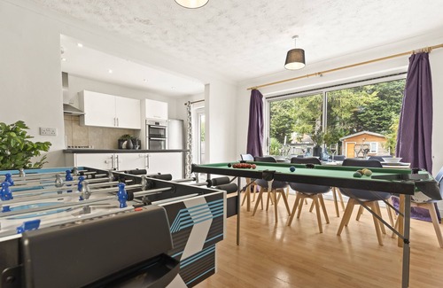 Watford House | Sleeps 12, Games Room, 6 Bedroom Group Getaway