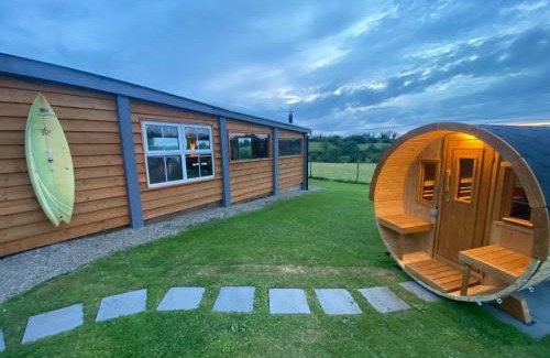 Enniskillen House | Sleeps 12 Hot Tub Sauna Cinema Pets Welcome