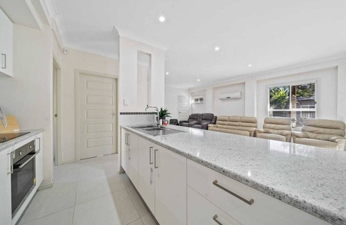 Beenleigh House | Sleeps 14, 4 bathrooms, 2 Kitchens ,Central to Brisbane Gold C Theme parks Views