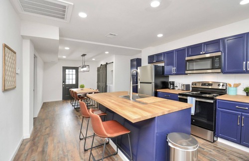 MacGregor House | Sleeps 20 | 7BR/5BA | Bedroom TVs | Urban Resort