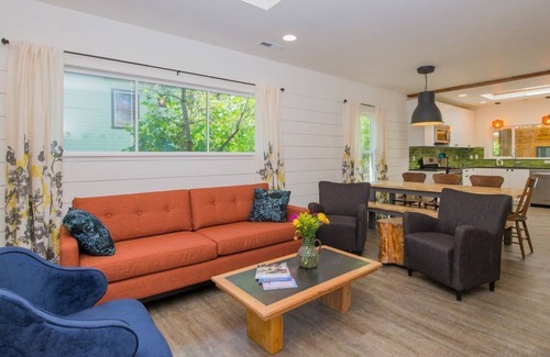 Mississippi District House | Sleeps 20 people - amazing architecture and location.