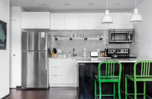 Rutledge Hill House | Sleeps 24 12 Suites in Walkable SoBro Near Downtown – by AvantStay