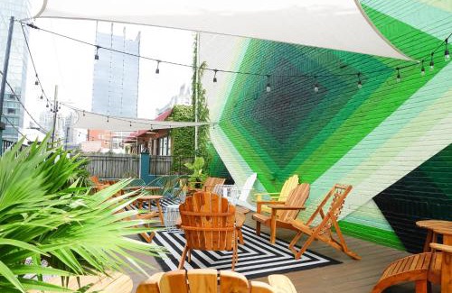 Rutledge Hill House | Sleeps 24 12 Suites in Walkable SoBro Near Downtown – by AvantStay