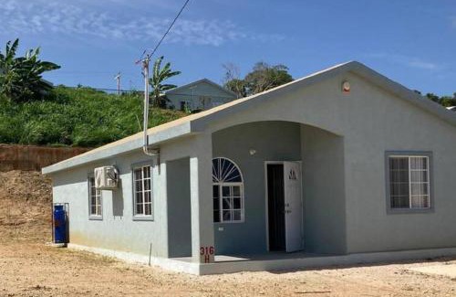 Discovery Bay House | Sleeps 4 with Free Parking 15-min to Beach