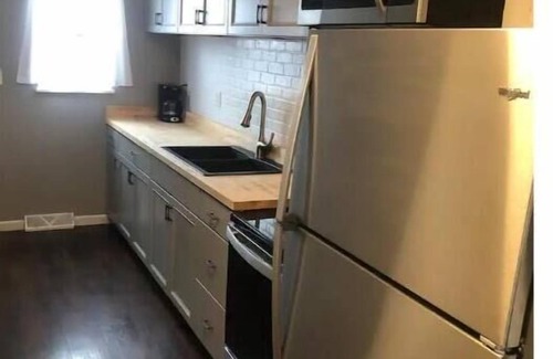 Jefferson House | Sleeps 6. Pets welcome. Wi-Fi. 3 bedroom house