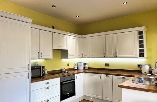 Norham Cottage | Sleeps 8 - 2 Bath Rooms - Dog Friendly - Beach