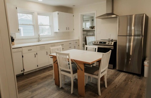 Bloomington House | Sleeps 8 | Pet Friendly | Bloomington Bliss