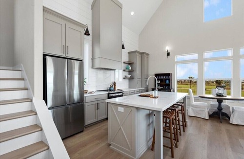 Gilchrist House | Sleeps 9 | Fire Pit | Beach & Bay View