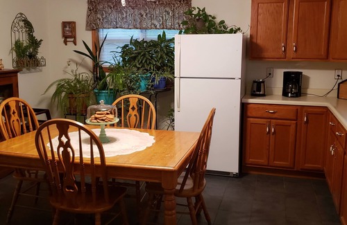 Sedalia House | Sleeps 9. Spacious home w/large fenced back yard. Fully-equip kitchen/laundry.