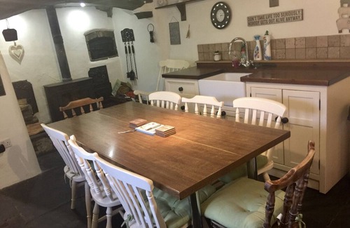Oswestry Cottage | Sleeps 14-18. Hot tub, games room, woods