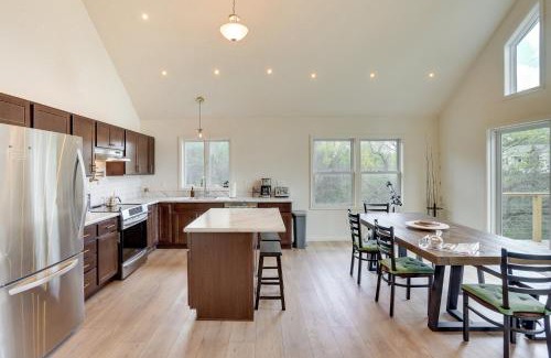 Athens House | Sleepy Hollow Lake Home with Deck, Pool Access!