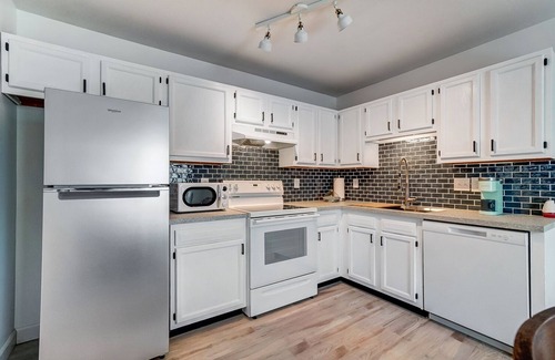 Hamilton House | Sleepy Nook - Remodeled with Comfort & Style - steps from Spooky Nook Hamilton