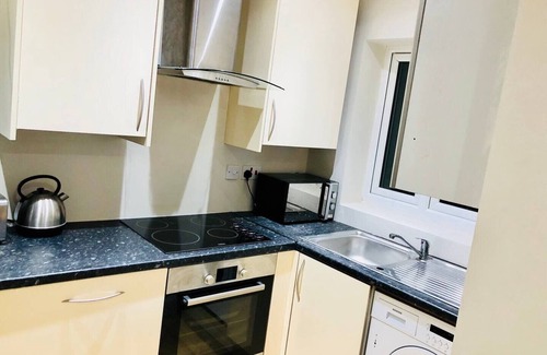 Staines Apartment | Small 3 Bed Flat near Heathrow