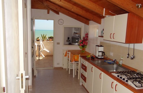 Marina di Modica Apartment | Small cheap holiday apartment by the sea with fantastic sea view