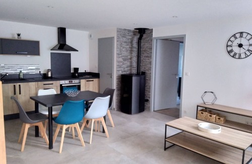 Vernoux-en-Gatine Cottage | Small country house on a farm