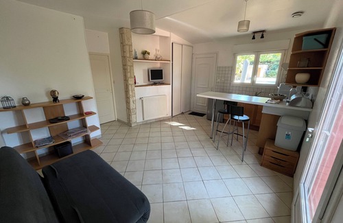 Decines-Charpieu House | Small house in a private garden near Groupama Stadium and LDLC Arena
