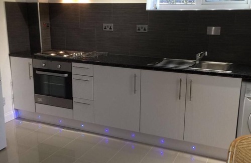 Pinkwell Apartment | Small Modern Comfortable 2 Bedroom Apartment - cmyr