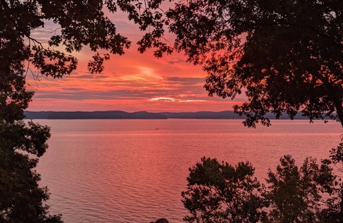 New Concord House | Small rustic cabin on KY Lake (sleeps 4)