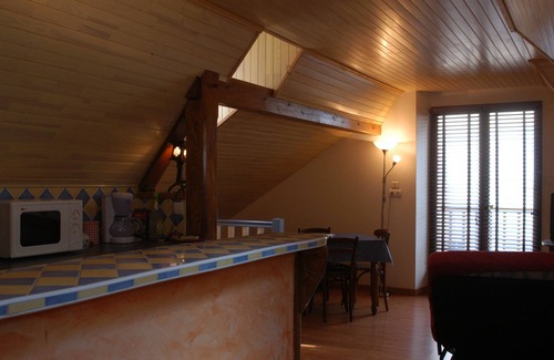 Navarrenx House | Small semi-detached house located in the town center