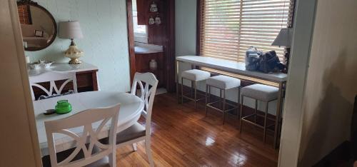 Fourmile Villa | Small-town bungalow downtown