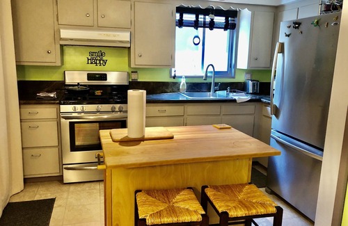 Talent House | Small Town Feel. Sweet cozy home and lovely backyard Min 29 day stay.