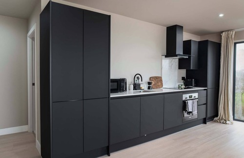 Bloxwich Apartment | Smart 1 Bed Apartment in Birmingham w Roof Terrace