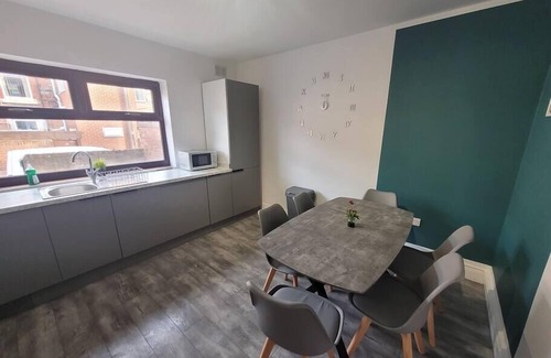 Newcastle-upon-Tyne House | Smart 6 Bed House -Wifi -Yard -Nr Bus Stop & Train