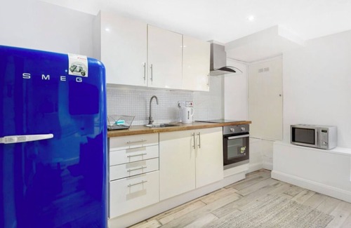 New Cross Apartment | Smart and Cosy apartment with own private garden and entrence