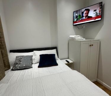 Downham House | Smart Cosy/Small Double Room in Oakridge Road Bromley