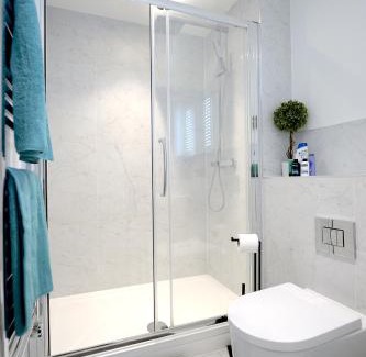 Woking Apartment | Smart Ground Floor Flat Perfect Location & Free Parking in Woking!
