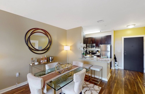 Malden Apartment | ♥Smart TV♥Pool♥Full Kitchen♥20min→Airport♥King